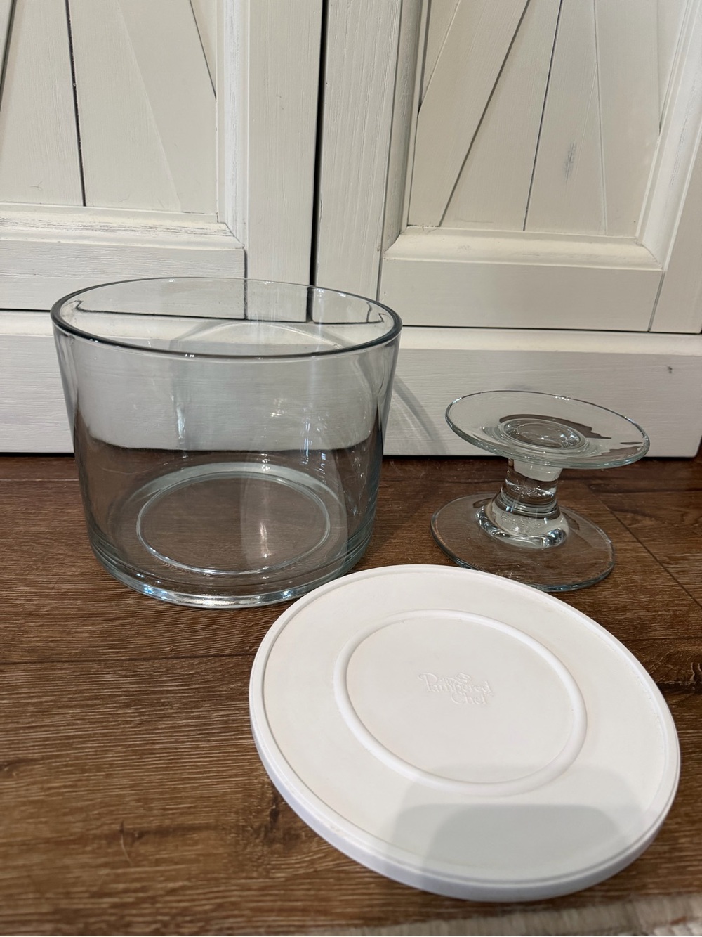 Excellent Pampered Chef Clear Glass Pedestal Trifle Bowl with White Lid - Picture 6 of 6